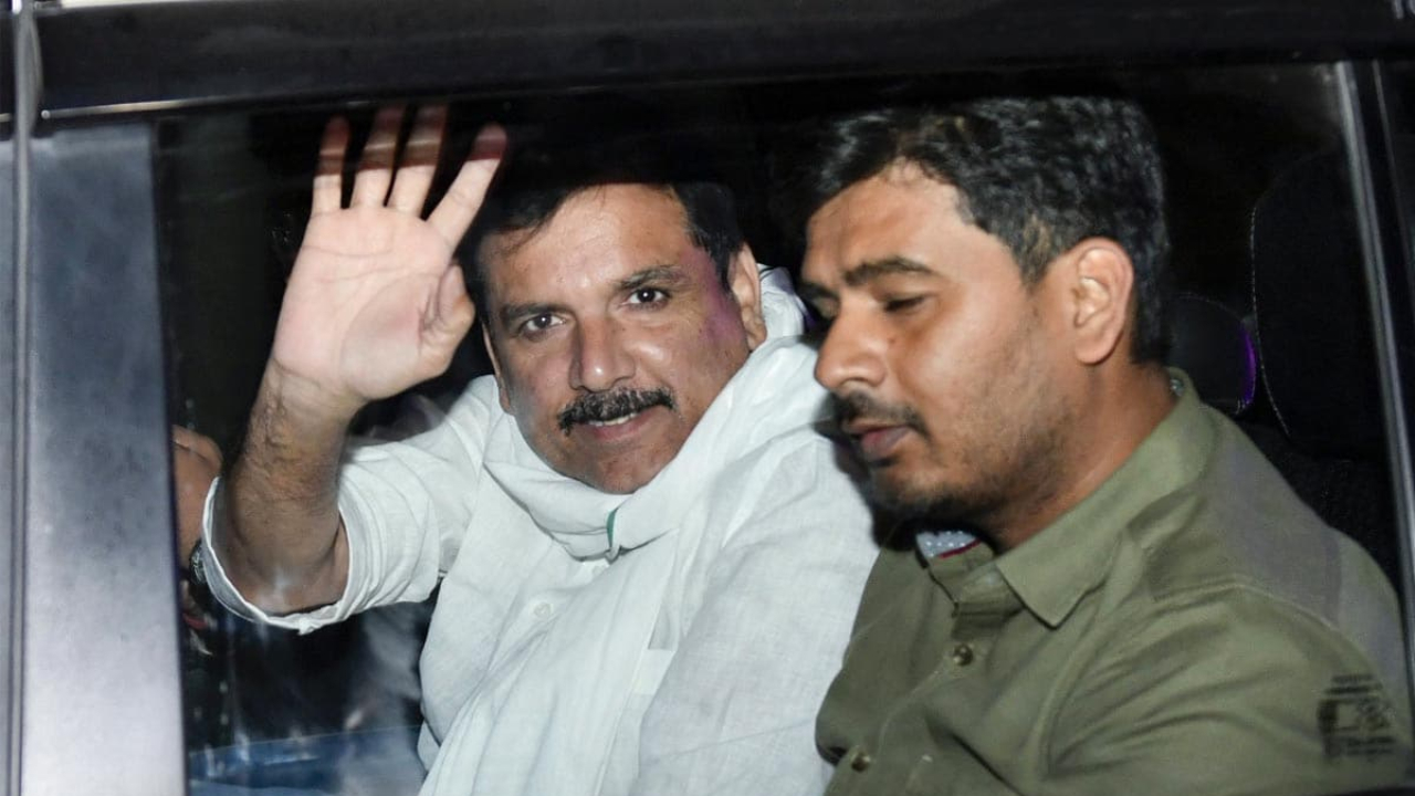 'Jail ke taale tootenge, Arvind Kejriwal chootenge': Sanjay Singh raises slogan after walking out of jail